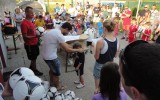..Bojan podeljuje mladim nogometašem prave medalje...