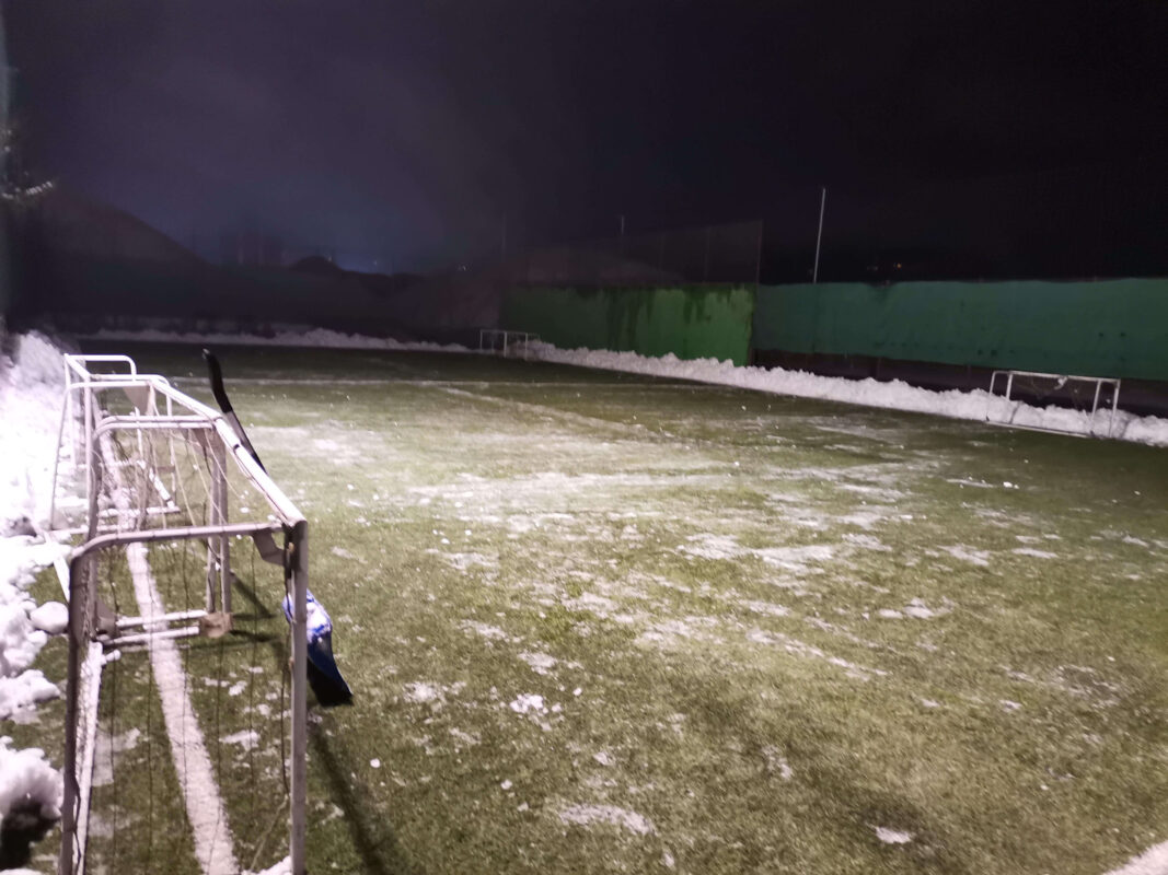 Po zaslugi ekipe je sneg z igrišča očiščen