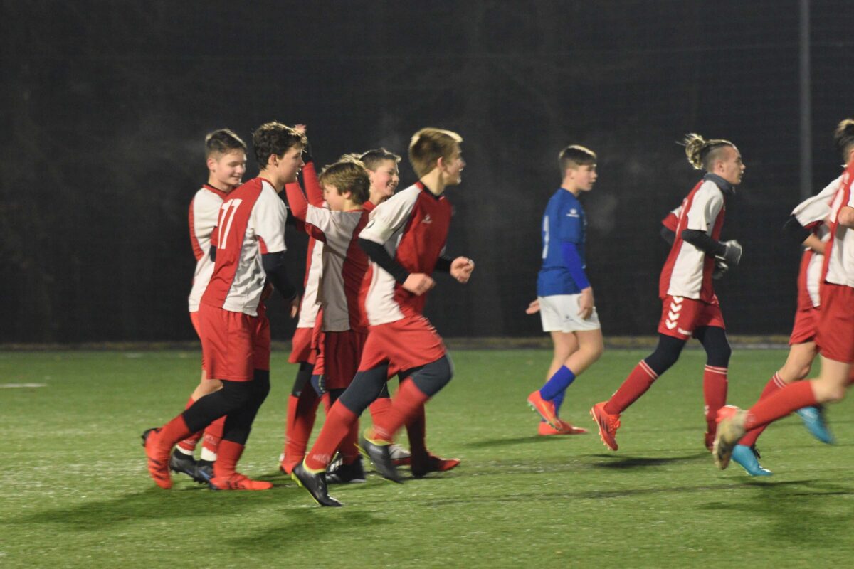 Soigralci čestitajo Jašu Kovaču zadetek z enajstmetrovke