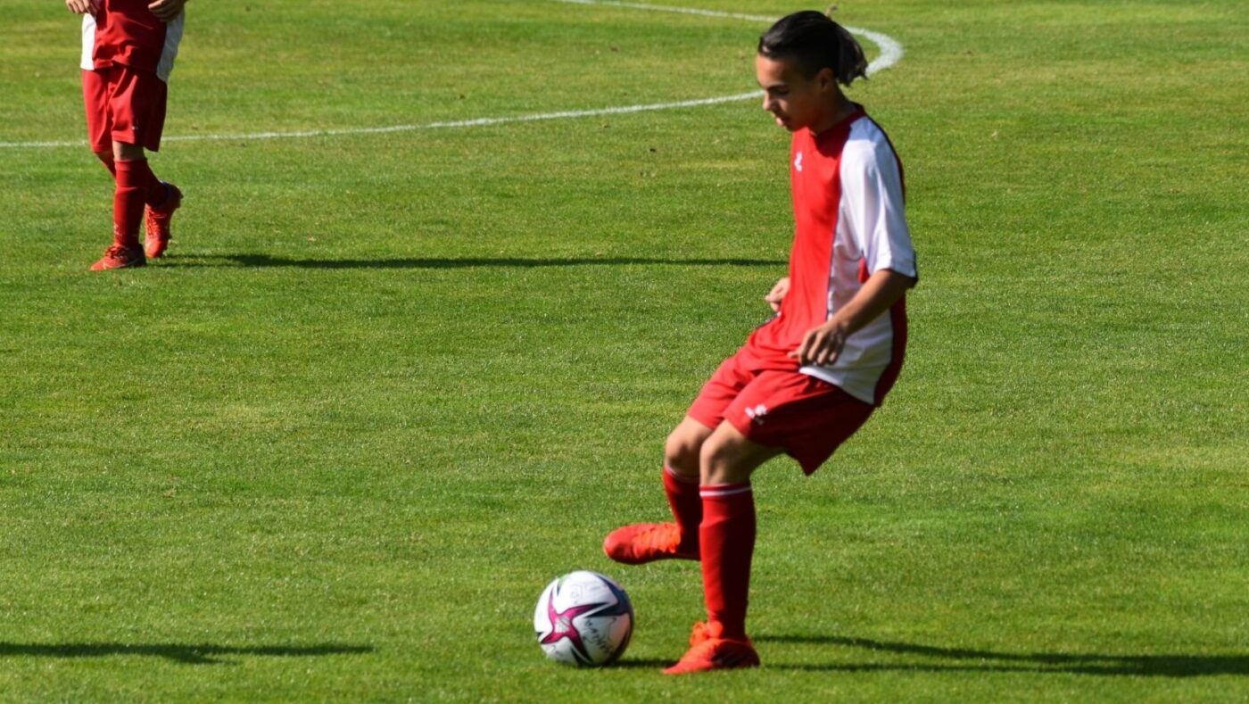 Ernan Ćoralić pri odigravanju dvojne podaje s soigralcem