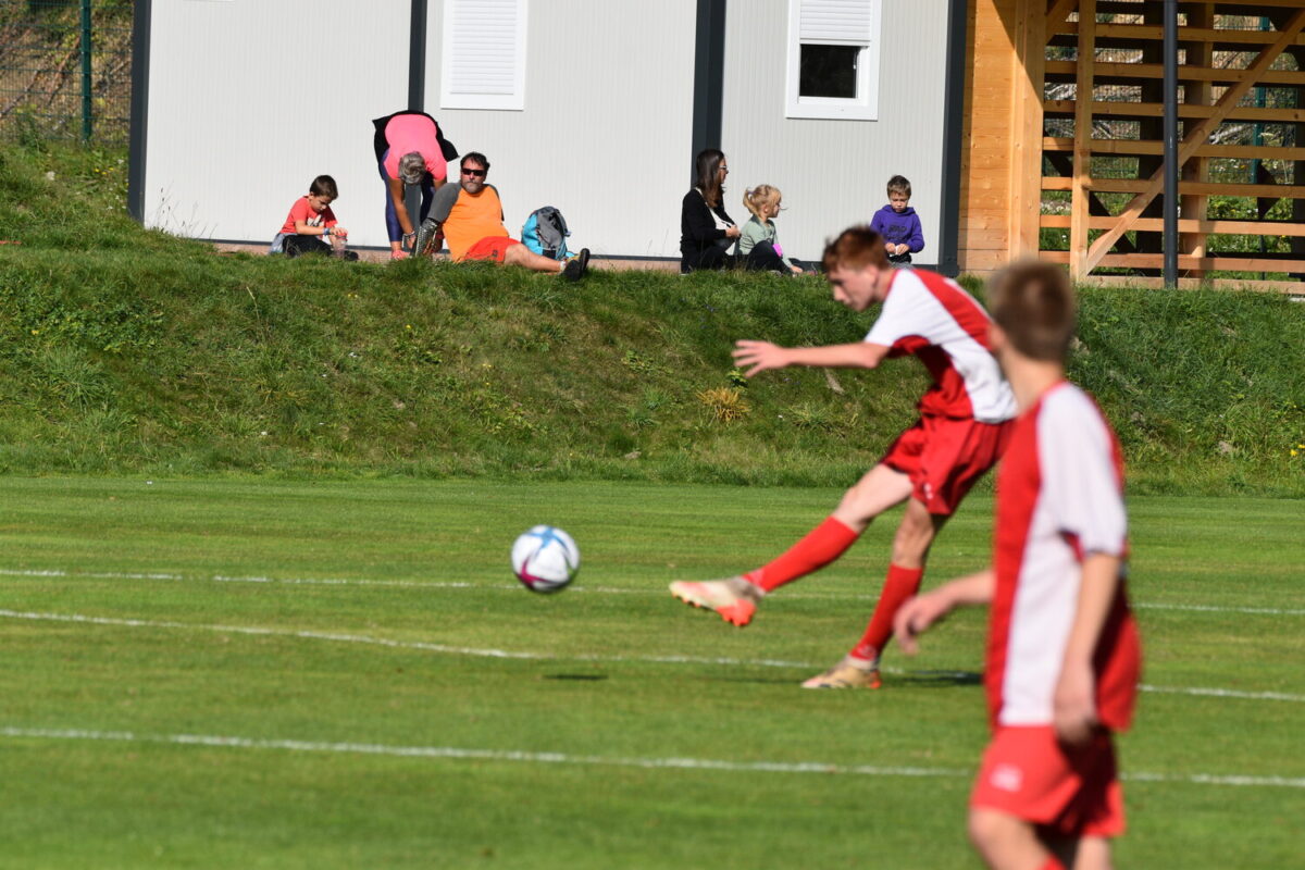 Nejc Malgaj pri izvajanju prostega strela s sredine igrišča